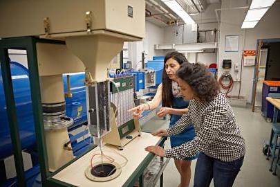 Student and im体育 in a lab